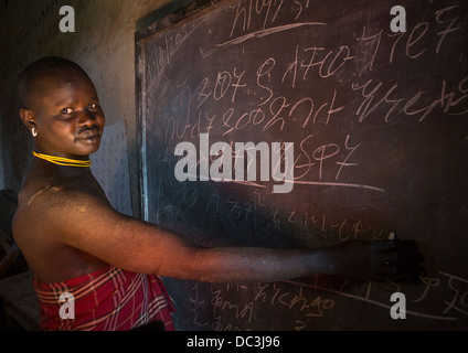 Mursi Stamm junge In einer Schule, Mago Park, Omo-Tal, Äthiopien Stockfoto