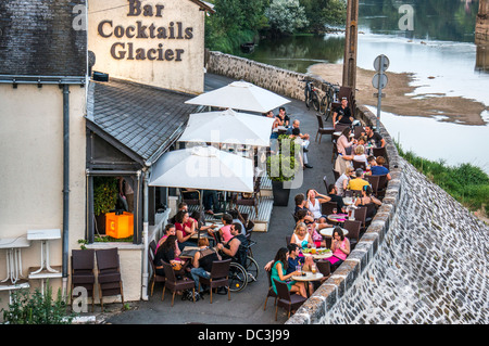 Eine beschäftigt cocktail-Bar in der Nähe von dem Fluss in Amboise im Département Indre-et-Loire in Zentralfrankreich. Stockfoto