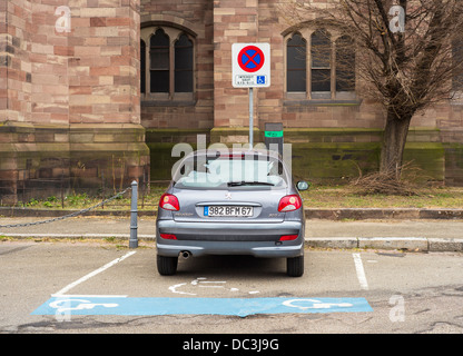 Auto am Parkplatz reserviert für behinderte Fahrer Straßburg Elsass Frankreich Stockfoto