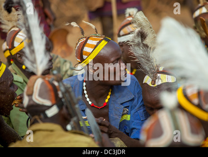 Dassanech Stamm Krieger Kuh Fleisch während einer Zeremonie, Omorate, Omo-Tal, Äthiopien Stockfoto