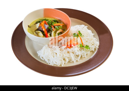 Thai Nudeln mit Huhn-Curry in Kokosmilch gegessen. Stockfoto