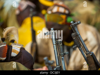 Dassanech Männer mit ihren Waffen, Omorate, Omo-Tal, Äthiopien Stockfoto