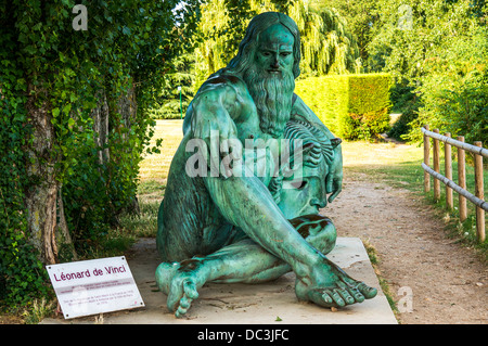 Statue von Leonardo da Vinci auf der gegenüberliegenden Seite des Flusses Loire zum Chateau von Amboise, wo er begraben wurde. Indre-et-Loire, Frankreich. Stockfoto