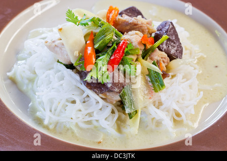 Thai Nudeln mit Huhn-Curry in Kokosmilch gegessen. Stockfoto