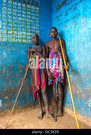 Mursi Stamm Boys In einer Schule, Mago Park, Omo-Tal, Äthiopien Stockfoto