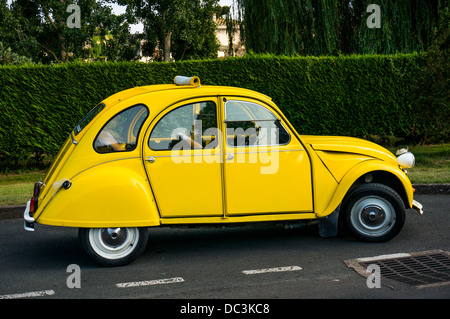 Ein altes, helles Gelb, ikonische, Citroen 2CV, in Amboise im geparkten Indre-et-Loire in Frankreich. Stockfoto