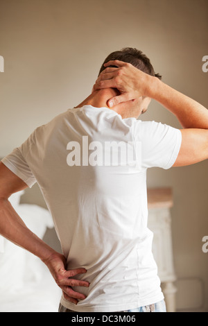 Mann halten Nacken und Rücken Schmerzen Stockfoto