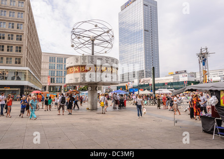 Wochenmarkt am Urania Welt Uhr Berlin Alexanderplatz (Alex), Deutschland Stockfoto