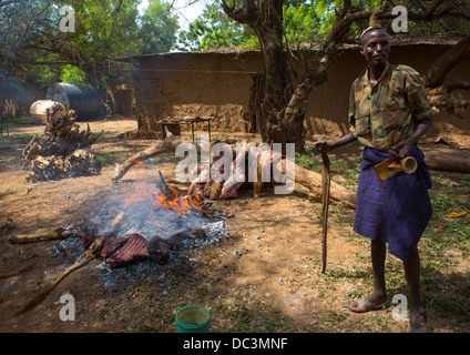Dassanech Stamm Menschen kochen eine Kuh, Omorate, Omo-Tal, Äthiopien Stockfoto