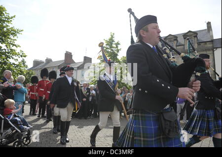 Flodden, Coldstream, Schottland, Großbritannien. 8. August 2013.  Coldstream Civic Woche Flodden Rideout, Coldstreamer Grant Campbell und linken Mann Liam Wallis und Colin Leifer rechten am 2013 Flodden Fahrt-Out 8. August 2013, geleitet in die Stadt, gefolgt von Coldstream Gardisten.   Bildnachweis: Rob Gray/Alamy Live-Nachrichten Stockfoto