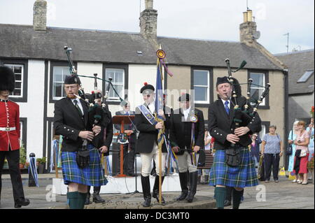 Flodden, Coldstream, Schottland, Großbritannien. 8. August 2013.  Coldstream Civic Woche Flodden Rideout, Coldstreamer Grant Campbell und linken Mann Liam Wallis und Colin Leifer rechten am 2013 Flodden Fahrt-Out 8. August 2013, geleitet in die Stadt, gefolgt von Coldstream Gardisten.   Bildnachweis: Rob Gray/Alamy Live-Nachrichten Stockfoto