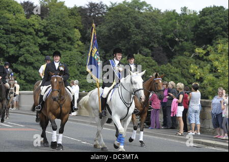 Flodden, Coldstream, Schottland, Großbritannien. 8. August 2013.  Coldstream Civic Woche Flodden Rideout, Coldstream Pipe Band führen Coldstreamer Grant Campbell und linken Mann Liam Wallis und Colin Leifer rechts über die Brücke über dem Fluss Tweed auf das äußere Bein in Richtung Flodden. Bildnachweis: Rob Gray/Alamy Live-Nachrichten Stockfoto