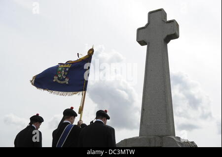 Flodden, Coldstream, Schottland, Großbritannien. 8. August 2013.  Coldstream Civic Woche Flodden Rideout, Coldstreamer Grant Campbell und linken Mann Liam Wallis und Colin Leifer rechten Mann am Denkmal bei Flodden, einen Kranz im Gedenken an die gefallenen zu legen.  Bildnachweis: Rob Gray/Alamy Live-Nachrichten Stockfoto