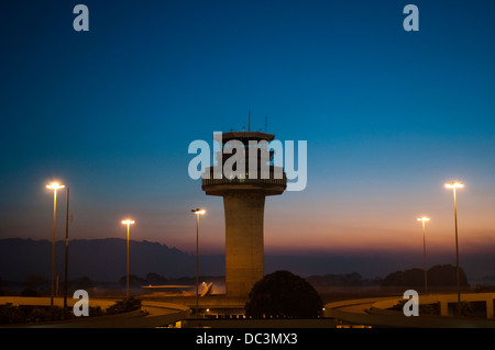 Heute internationale Flughafen Antonio Carlos Jobim Befehl Turm in Rio De Janeiro, Brasilien, Dämmerung Licht Stockfoto