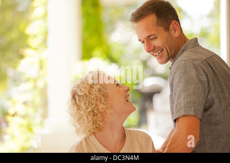 Paar auf Terrasse lachen Stockfoto