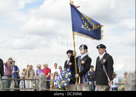 Flodden, Coldstream, Schottland, Großbritannien. 8. August 2013.  Coldstream Civic Woche Flodden Rideout, Coldstreamer Grant Campbell und linken Mann Liam Wallis und Colin Leifer rechten Mann am Denkmal bei Flodden, einen Kranz im Gedenken an die gefallenen zu legen.  Bildnachweis: Rob Gray/Alamy Live-Nachrichten Stockfoto