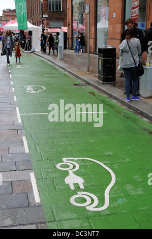 Informative Symbol für grüne Energie gemalt auf einer Stadt Straße für Elektroauto-Besitzer. Stockfoto