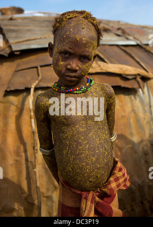 Dassanech Stamm junge abgedeckt Kuhmist für eine Zeremonie, Omorate, Omo-Tal, Äthiopien Stockfoto