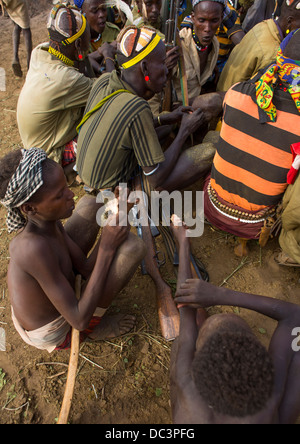 Dassanech Stamm Krieger Kuh Fleisch während einer Zeremonie, Omorate, Omo-Tal, Äthiopien Stockfoto