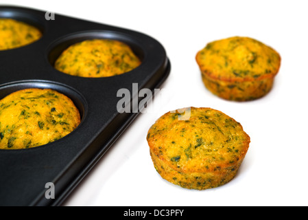 Pie-Form mit Spinat Kuchen auf einem weißen Hintergrund. Stockfoto