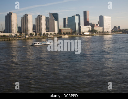 Hochhaus-Büro- und Wohnhäuser Boompjes Willemswerf Rotterdam Niederlande vom Fluss Maas Stockfoto