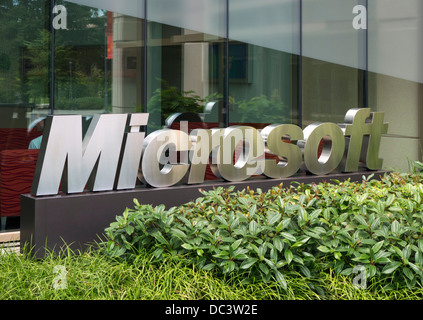 'Microsoft' melden Sie außerhalb eines der wichtigsten Gebäude am Microsoft Head Office Campus in Redmond, Washington, USA Stockfoto