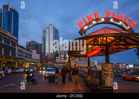 Pike Place Market Zeichen in der Nacht auf der Western Avenue, Seattle, Washington, USA Stockfoto