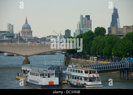 Themse in der Nähe von Waterloo Bridge mit Booten, London, England, UK, GB. Stockfoto