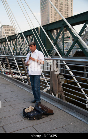 Straßenmusiker spielen Klarinette auf Millennium Bridge, Themse, London, England, UK, GB. Stockfoto