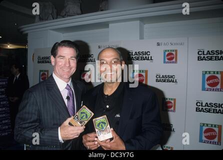 REGGIE JACKSON und Steve Garvey spielen Mattel Baseball Game FAO Schwarz Store in Los Angeles 2002.k24389mr. (Kredit-Bild: © Milan Ryba/Globe Photos/ZUMAPRESS.com) Stockfoto