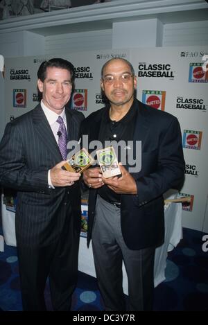 REGGIE JACKSON und Steve Garvey spielen Mattel Baseball Game FAO Schwarz Store in Los Angeles 2002.k24389mr. (Kredit-Bild: © Milan Ryba/Globe Photos/ZUMAPRESS.com) Stockfoto