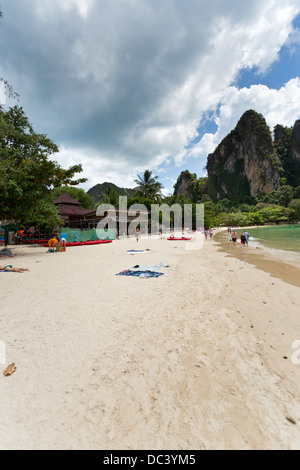 Blick auf die West Railay Beach in Krabi Provinz, Thailand Stockfoto