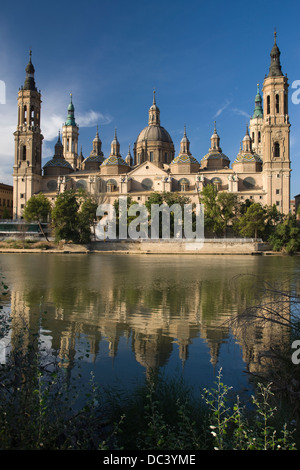 BASILIKA-KATHEDRALE UNSERER LIEBEN FRAU VON DER SÄULE FLUSS EBRO ZARAGOZA ARAGON SPANIEN Stockfoto