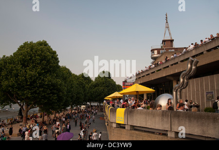 Menschen genießen den Sommer in der Nähe von Southbank Centre, London, England, UK, GB. Stockfoto