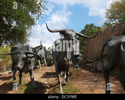 Ein Leben Größe Almabtrieb in Bronze im Pionierpark und Friedhof in der Innenstadt von Dallas, Texas. Drei Cowboys in Bronze auch enthalten. Stockfoto