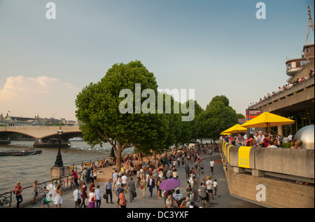 Menschen genießen den Sommer in der Nähe von Southbank Centre, London, England, UK, GB. Stockfoto