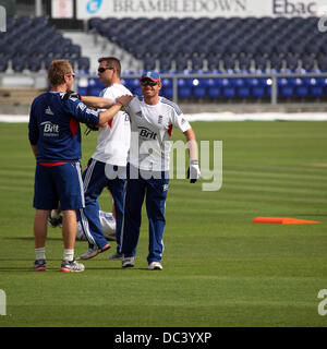 Durham, Großbritannien. 8. August 2013. Ian Bell stretching am Englands Trainingseinheit am Riverside Boden im Chester-le-Street. Die Session war das letzte Team Praxis vor der 4. Investec Asche Testspiel zwischen England und Australien. © Whyeyephotogra Stockfoto