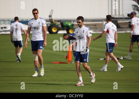 Durham, Großbritannien. 8. August 2013. Graham Onions (Mitte) bei Englands Trainingseinheit am Riverside Boden im Chester-le-Street. Die Session war das letzte Team Praxis vor der 4. Investec Asche Testspiel zwischen England und Australien. © Whyeyephoto Stockfoto