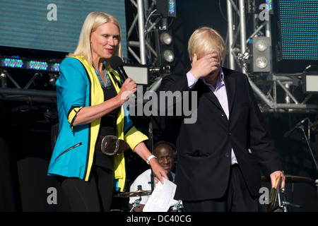 Boris Johnson Londoner Bürgermeister Anneka Reis gehen lokale Großbritanniens größte jemals Feier von freiwilligem Engagement bei den Olympischen Spielen Stockfoto