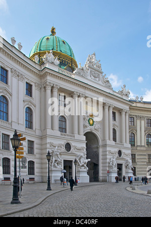 "Michaelertor" (St.-Michael-Tor), einer der Eingänge der Hofburg, Wien, Österreich. Stockfoto