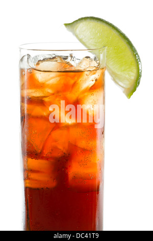 Cuba Libre, Rum und Cola cocktail serviert in ein hohes Glas mit einer Kalk-Garnitur auf schwarzem Hintergrund isoliert Stockfoto