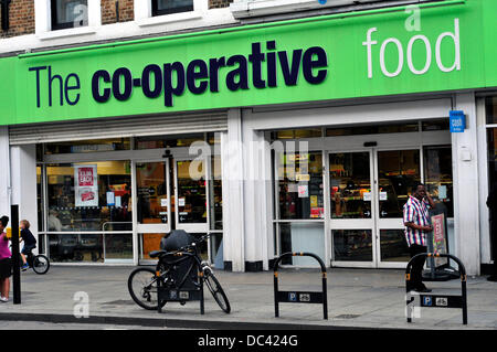 Einen Überblick über die Genossenschaft Lebensmittelgeschäft in central London, UK Stockfoto