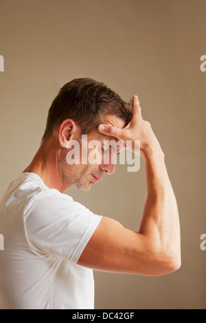 Mann halten Kopf Schmerzen Stockfoto