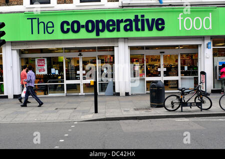 Einen Überblick über die Genossenschaft Lebensmittelgeschäft in central London, UK Stockfoto