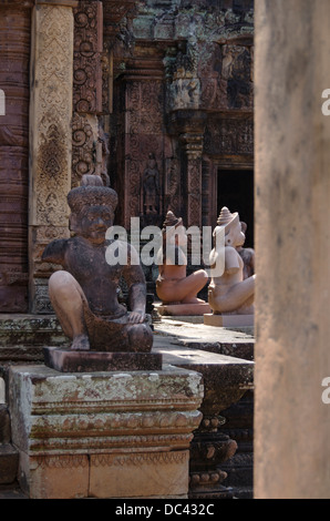 Geschnitzte Figuren in Banteay Srei Tempel Kambodscha Stockfoto