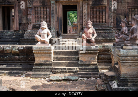 Geschnitzte Figuren in Banteay Srei Tempel Kambodscha Stockfoto