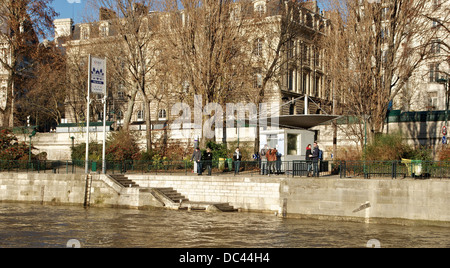 Verlassen die Batobus-Station "Hôtel de Ville" in Paris. Stockfoto