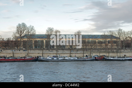 Das Musée de l ' Orangerie in den Tuilerien in Paris, wie aus dem linken Ufer der Seine, Abendlicht gesehen. Stockfoto