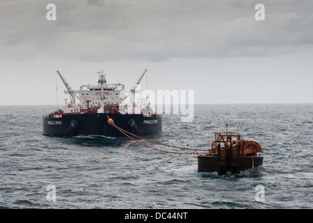 Großer Tanker Schiff vor Anker in Petrobras Boje, Offshore-Campos-Becken, Rio De Janeiro, Staat.  Brazilien Stockfoto