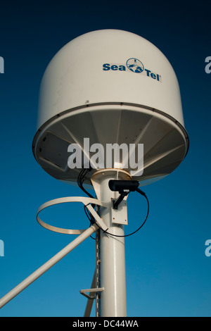 Internet Telefon VoIP-Satellitenantenne auf einem Schiffsdeck Stockfoto